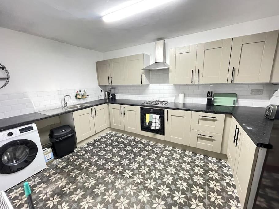 30 Percent Off Weekly Stays - 6 Bedroom House - 11 Beds Blackpool Exteriör bild